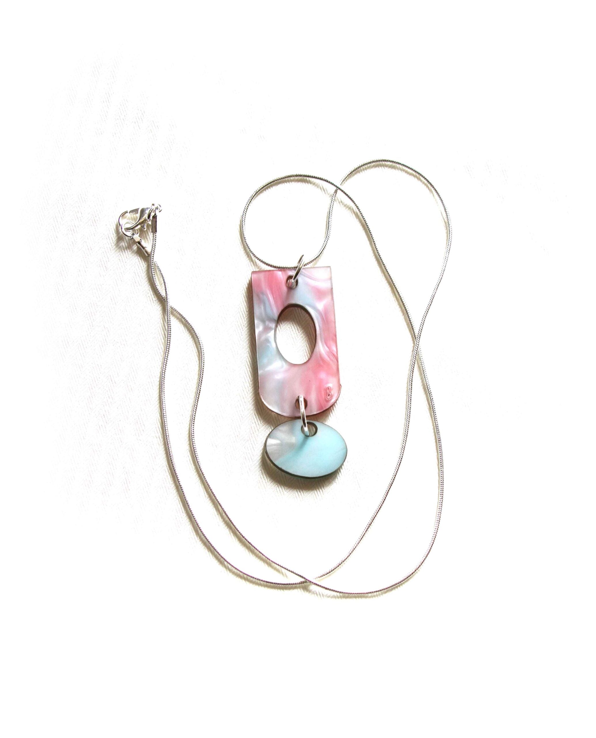 Collar de resina marmolada rosa y turquesa con colgante doble-5