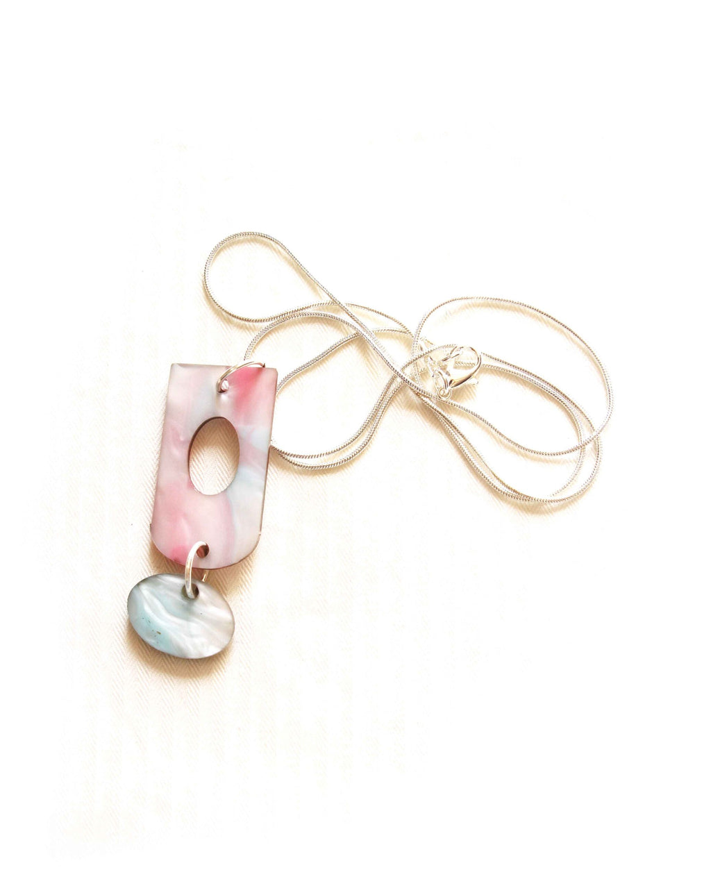 Collar de resina marmolada rosa y turquesa con colgante doble-4