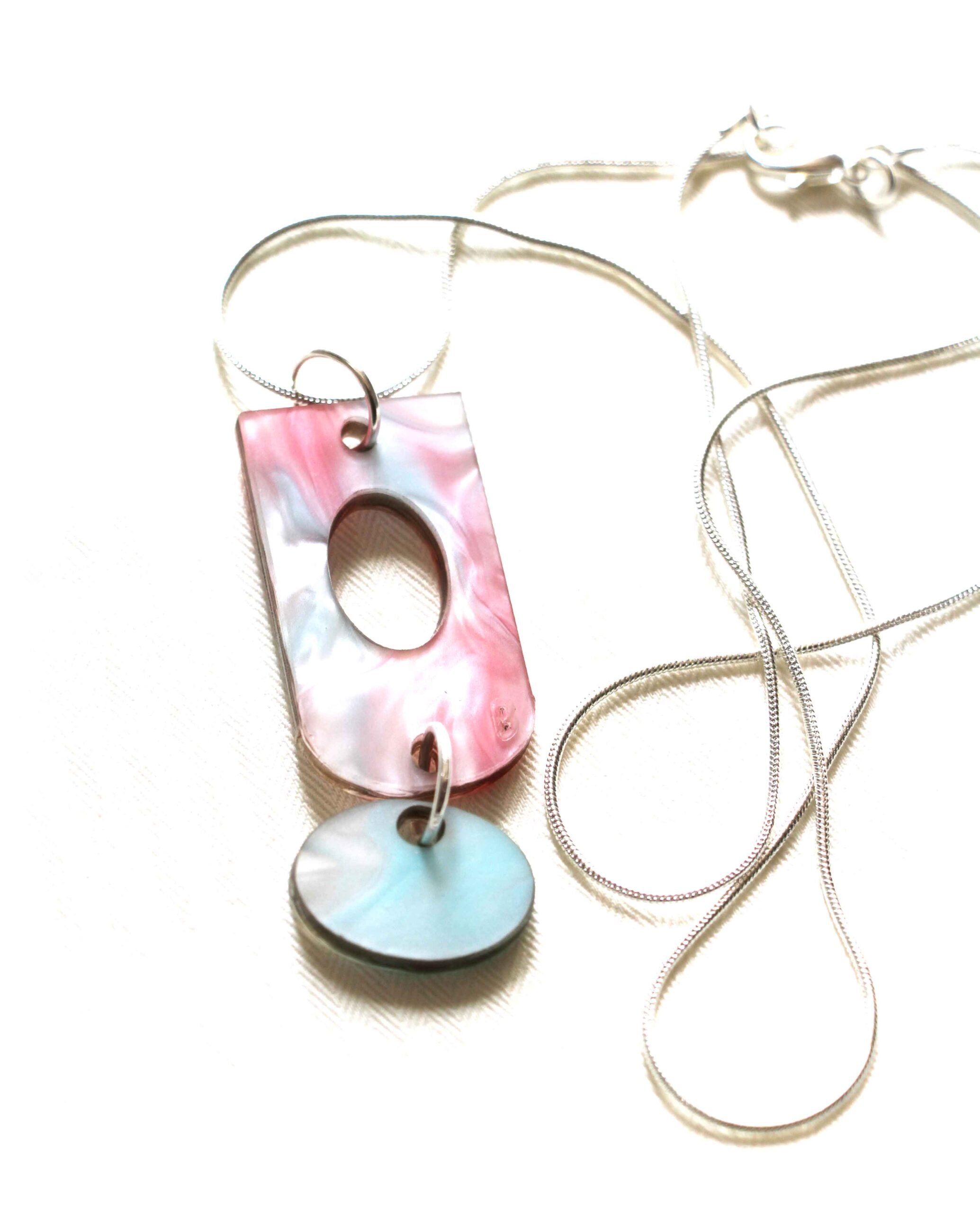 Collar de resina marmolada rosa y turquesa con colgante doble-3
