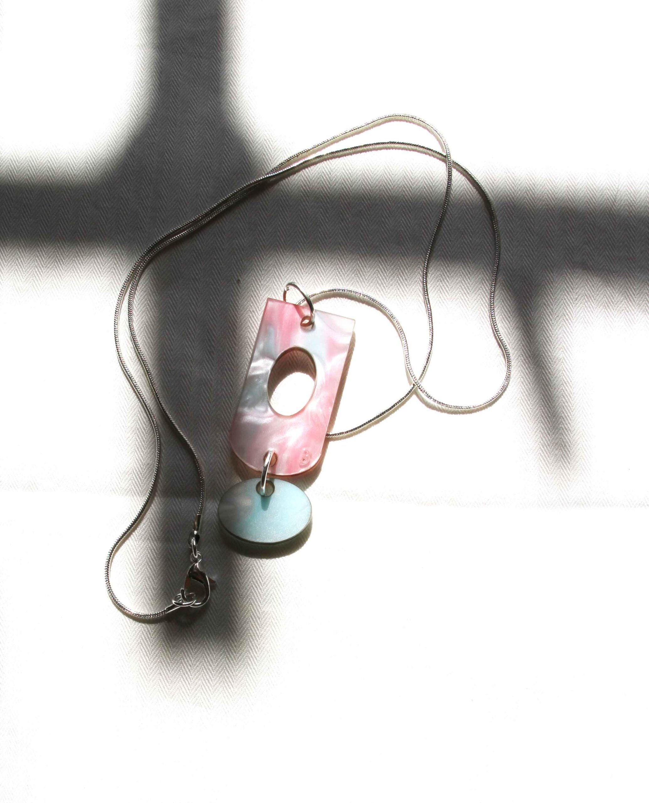 Collar de resina marmolada rosa y turquesa con colgante doble-2