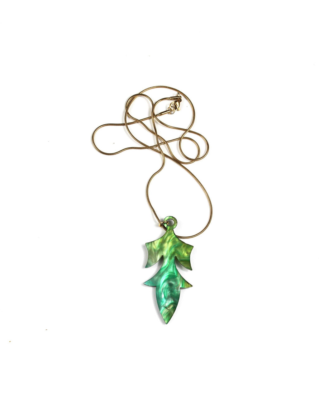 Collar dorado con colgante de resina verde marmolada-4
