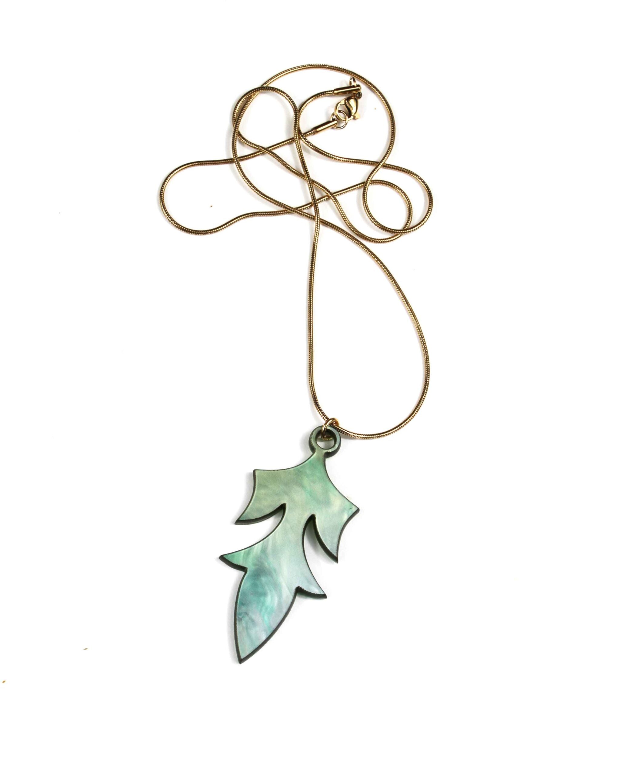 Collar dorado con colgante de resina verde marmolada-3