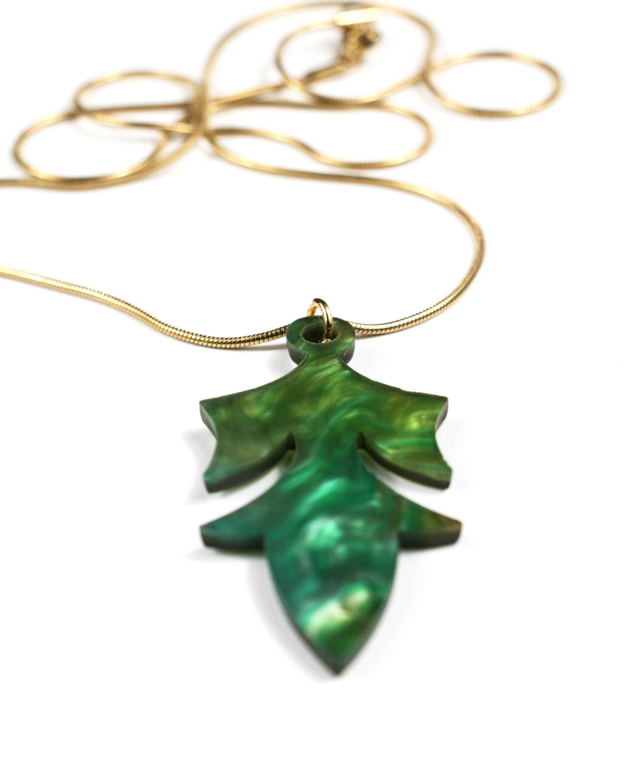Collar dorado con colgante de resina verde marmolada-2