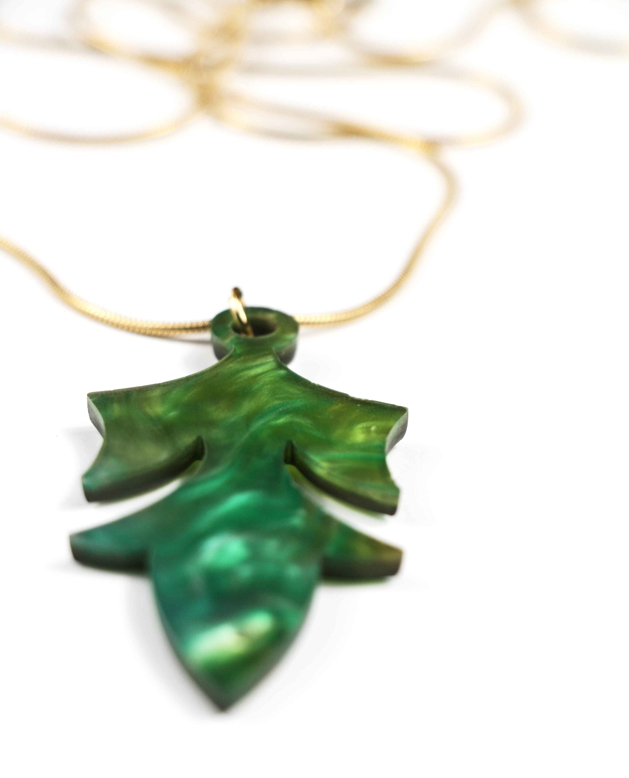 Collar dorado con colgante de resina verde marmolada-1