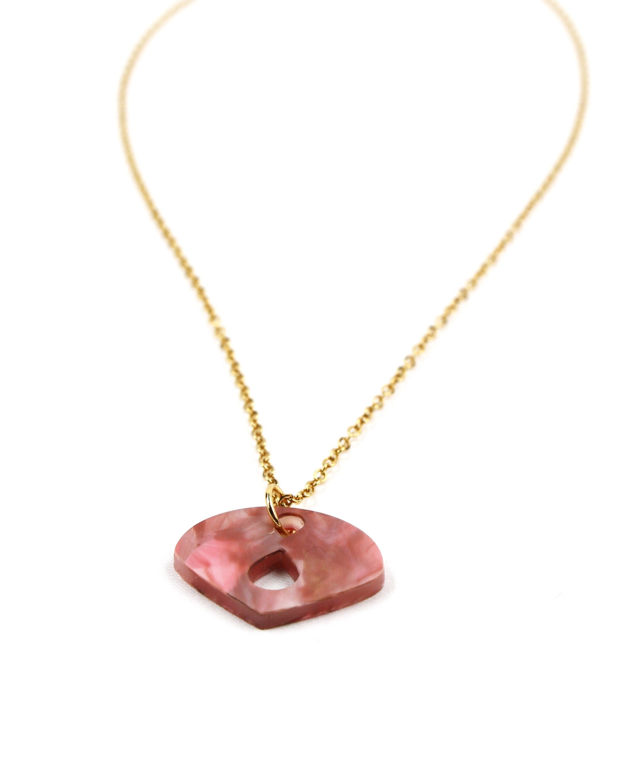 Collar con colgante rosa nacarado: belleza orgánica en tonos suaves-1