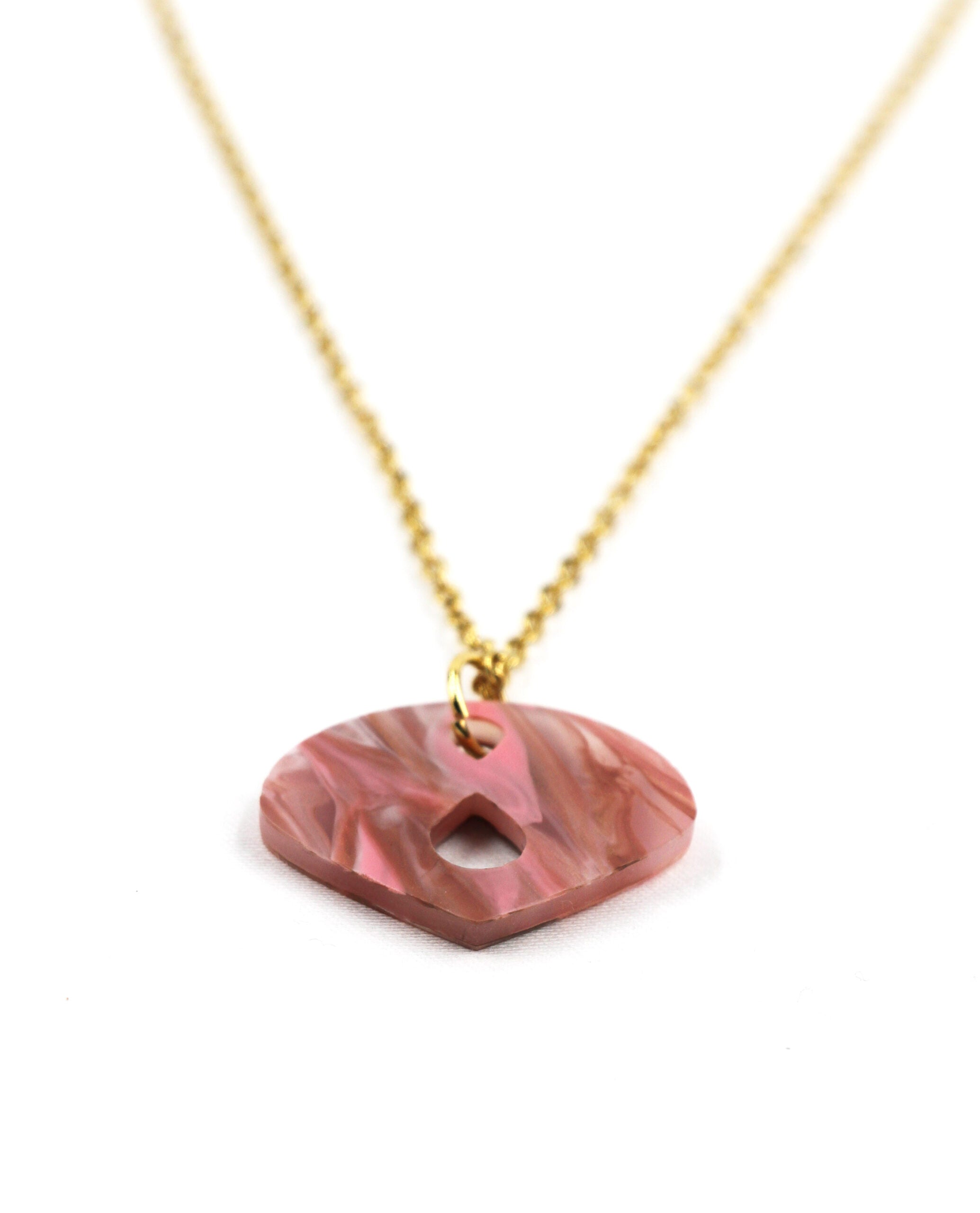 Collar con colgante rosa nacarado: belleza orgánica en tonos suaves-0