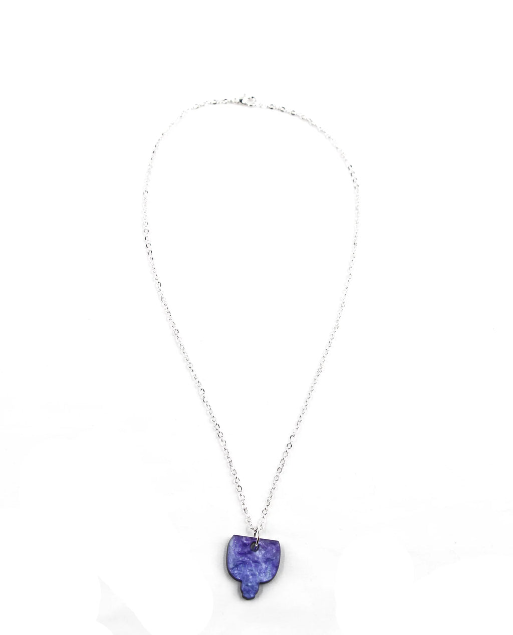 Collar plateado con colgante morado marmolado-1