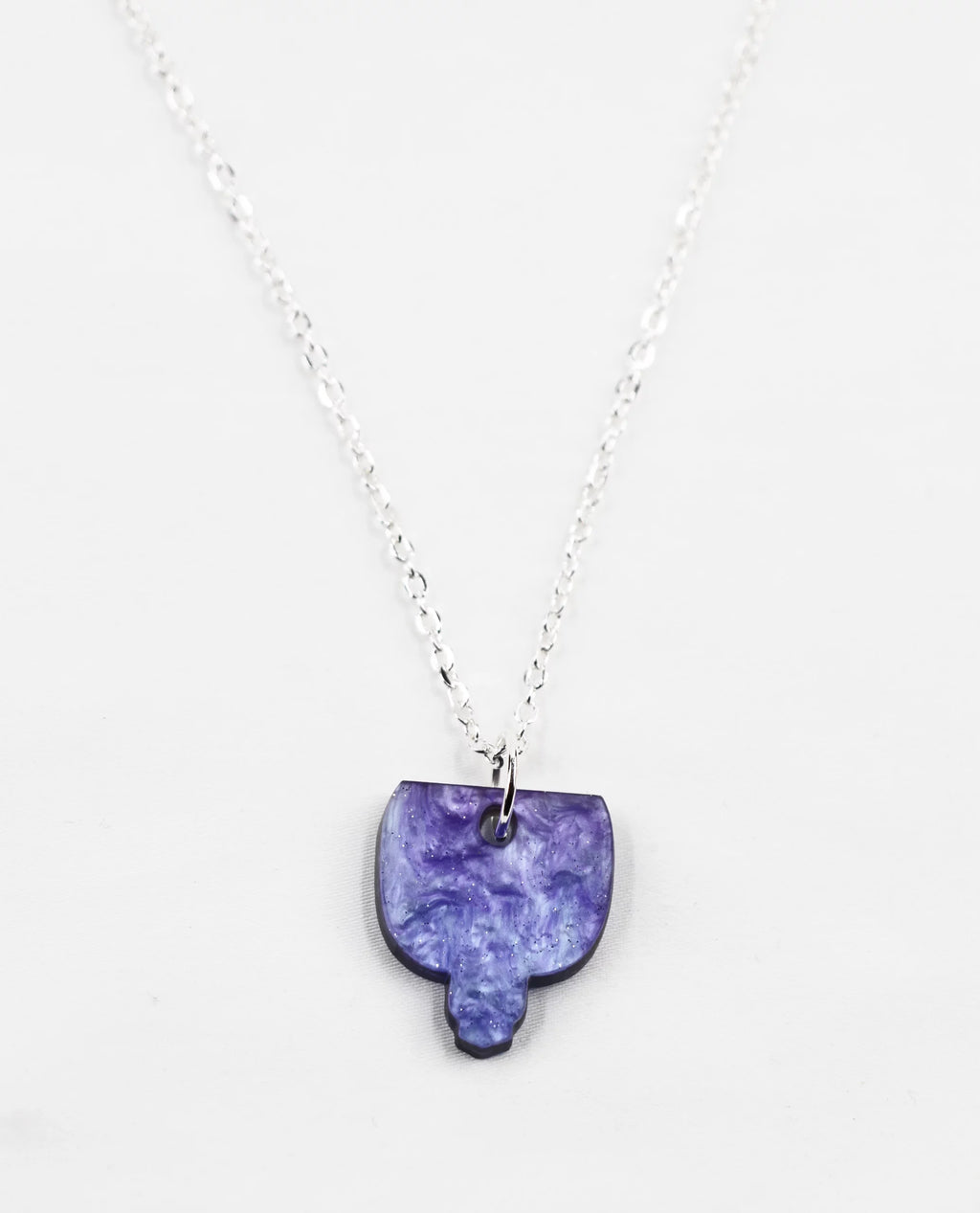 Collar plateado con colgante morado marmolado-6
