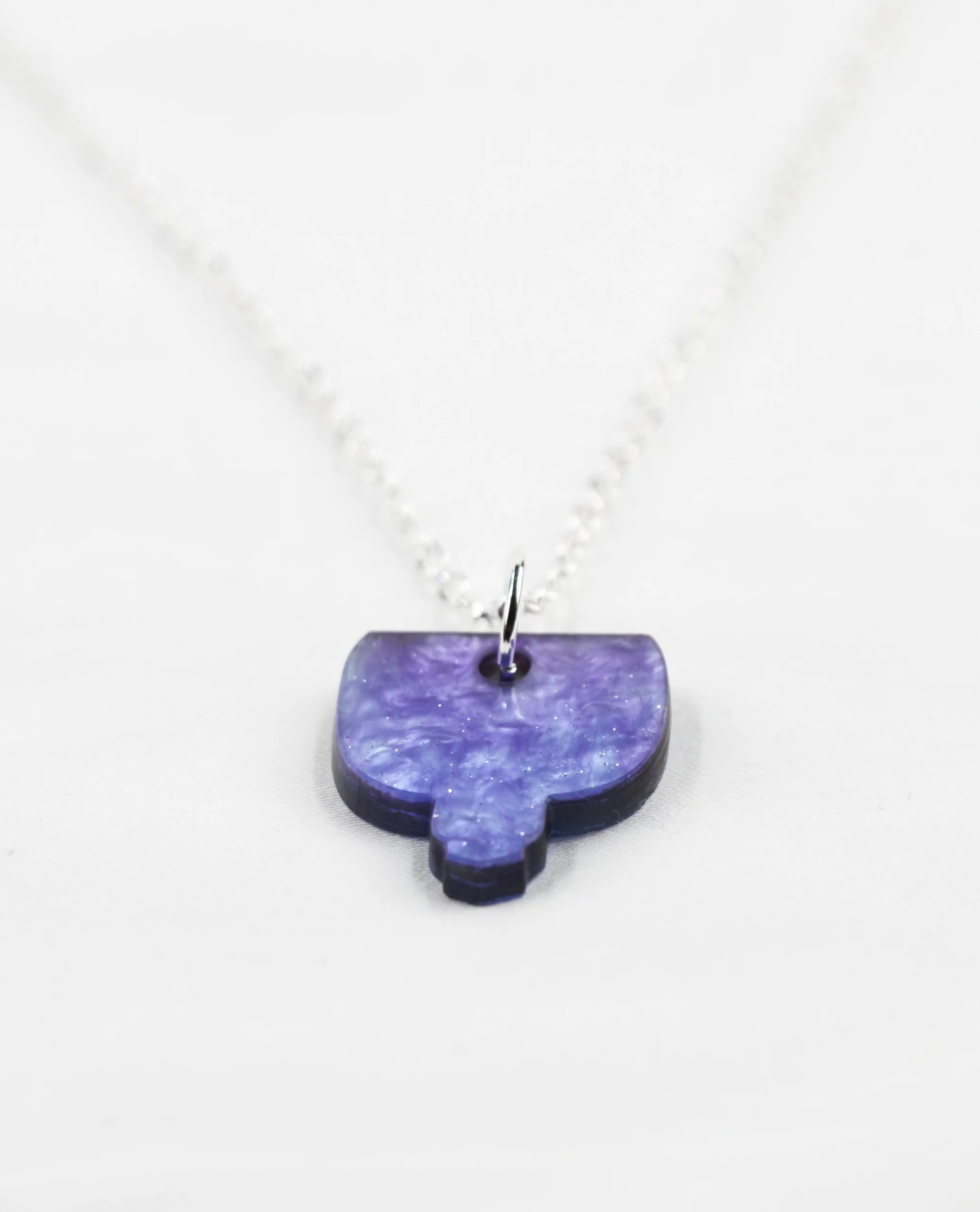 Collar plateado con colgante morado marmolado-2